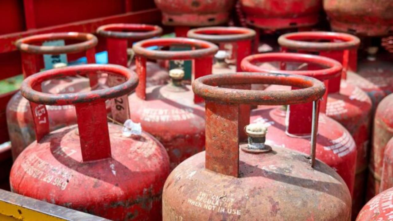 LPG सिलेंडर के लिए मारामारी क्यों? जानें पैनिक बुकिंग कैसे बढ़ा रही है LPG संकट।