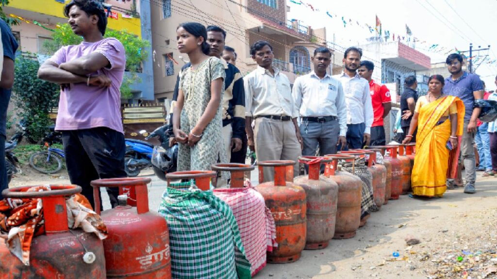 lpg-price-delhi-4-april-2026-gas-cylinder-panic-booking-in-delhi