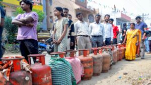 lpg-price-delhi-4-april-2026-gas-cylinder-panic-booking-in-delhi